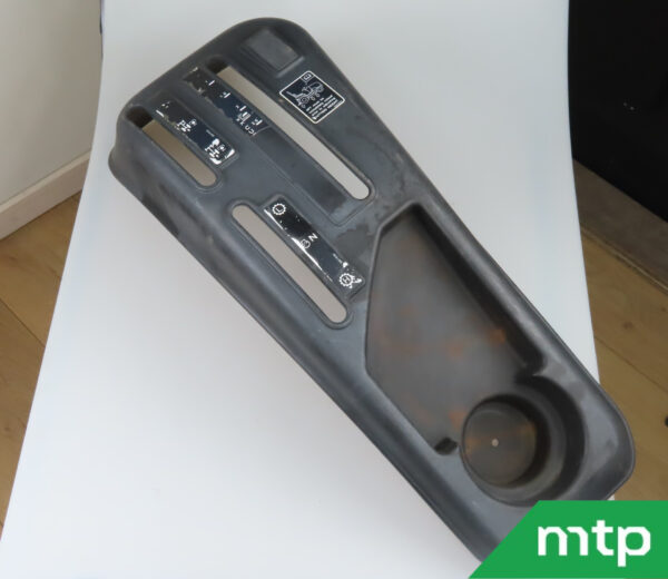 Paneel links op spatbord Shibaura SX 24 gebruikt